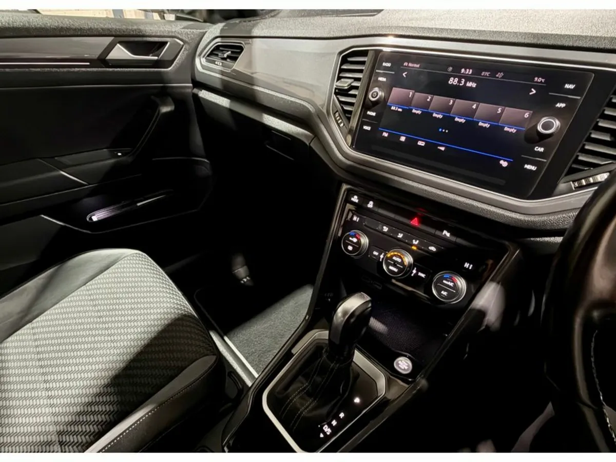 Volkswagen T-Roc 2.0 TDI R-LINE - Image 3