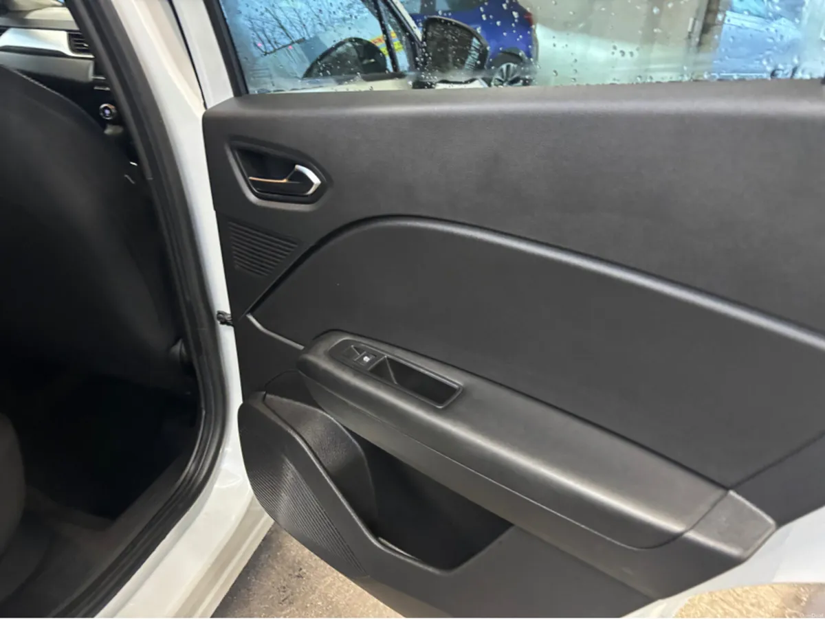Renault Captur EVOLUTION TCE 140 AUTO MY23 5DR - Image 4