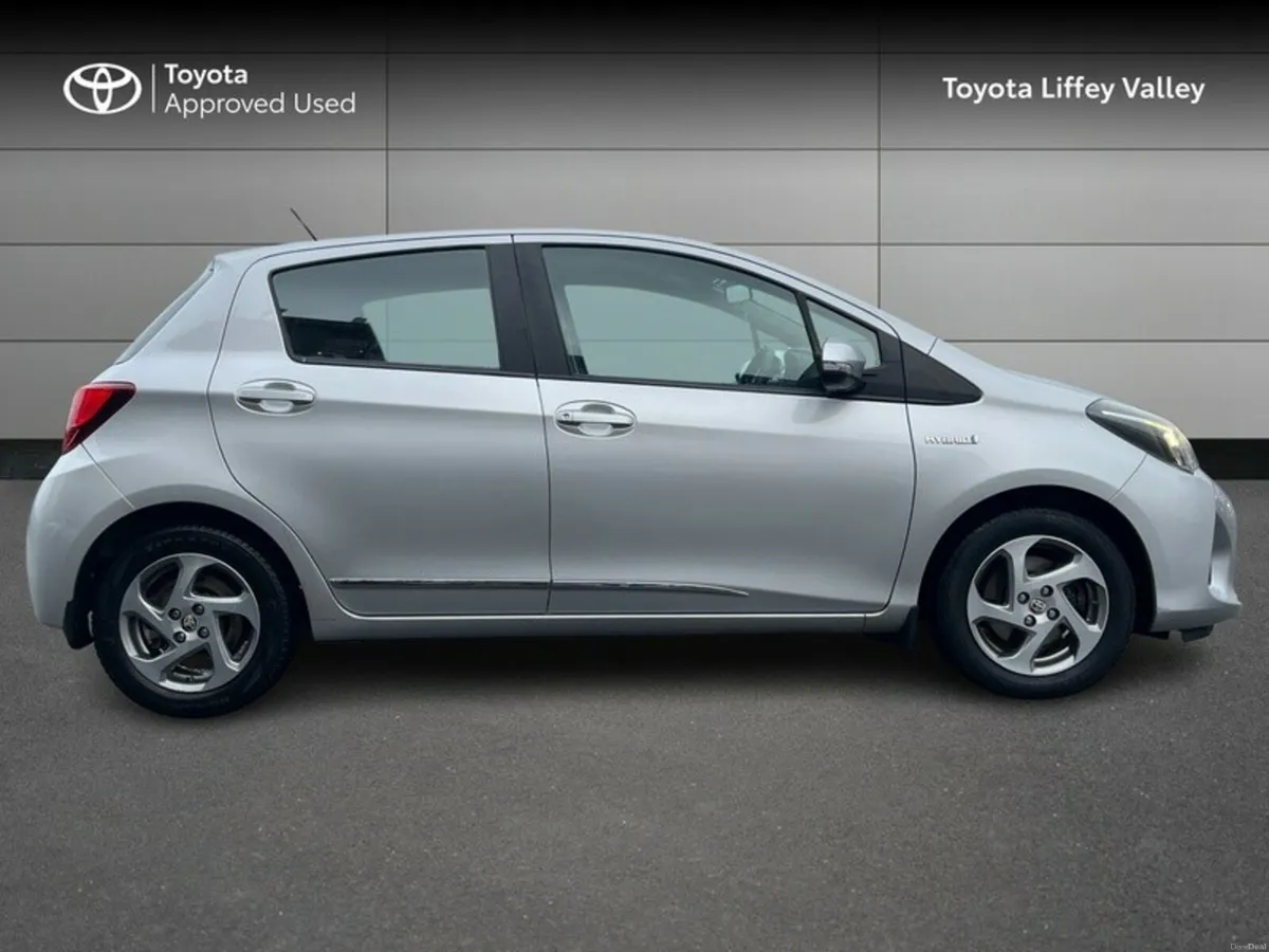 Toyota Yaris HYBRID LUXURY MC 4DR AUTO - Image 3