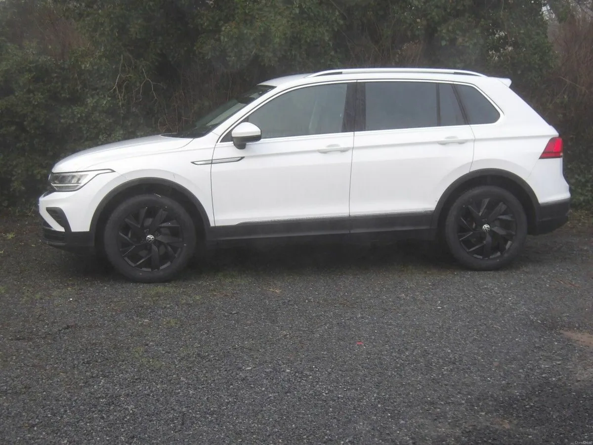 Volkswagen Tiguan LIFE 2.0 TDI 6SPEED 122BHP *BLAC - Image 1