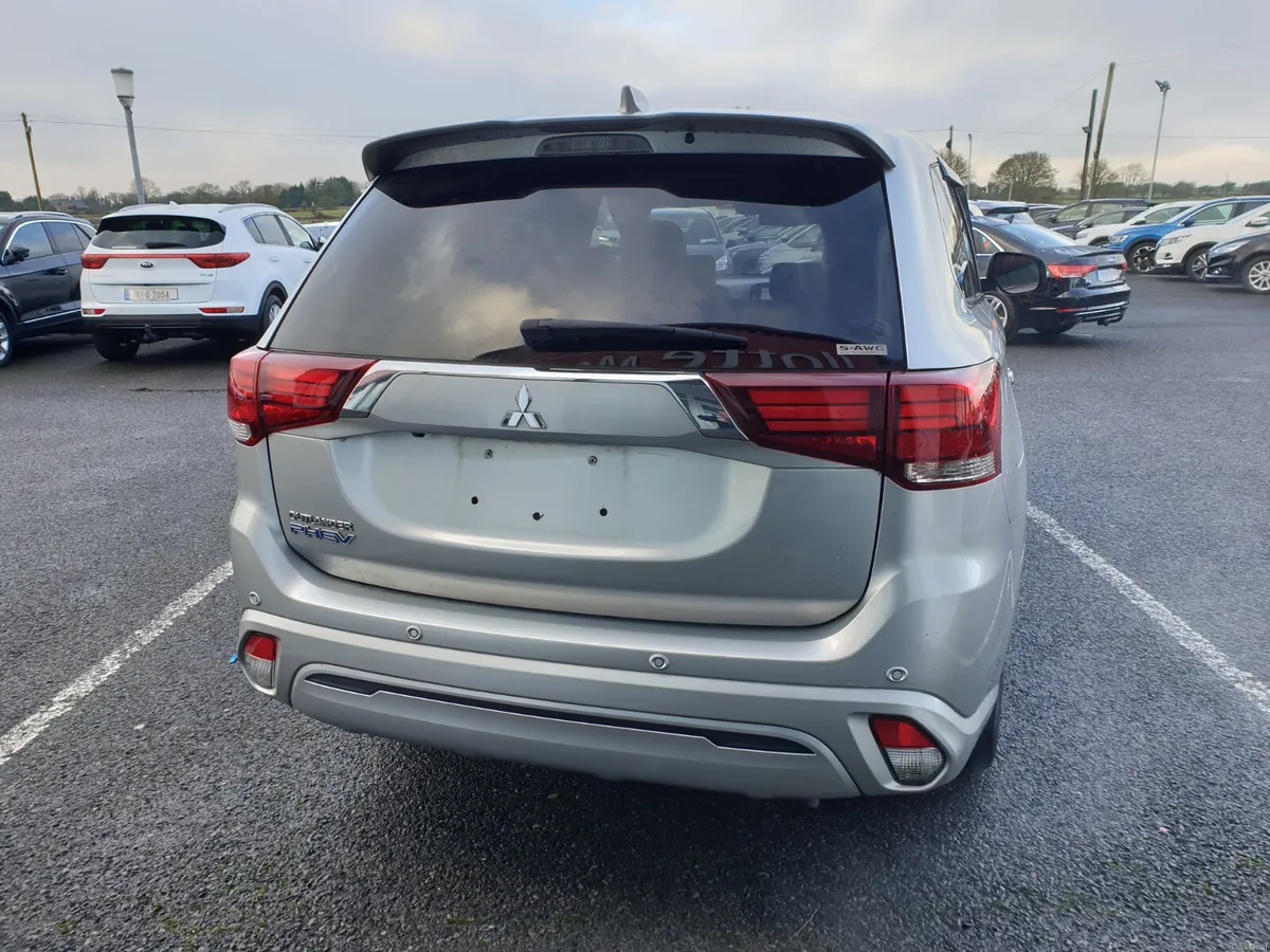 MITSUBISHI OUTLANDER 2.4 PHEV**TOP SPEC** - Image 5
