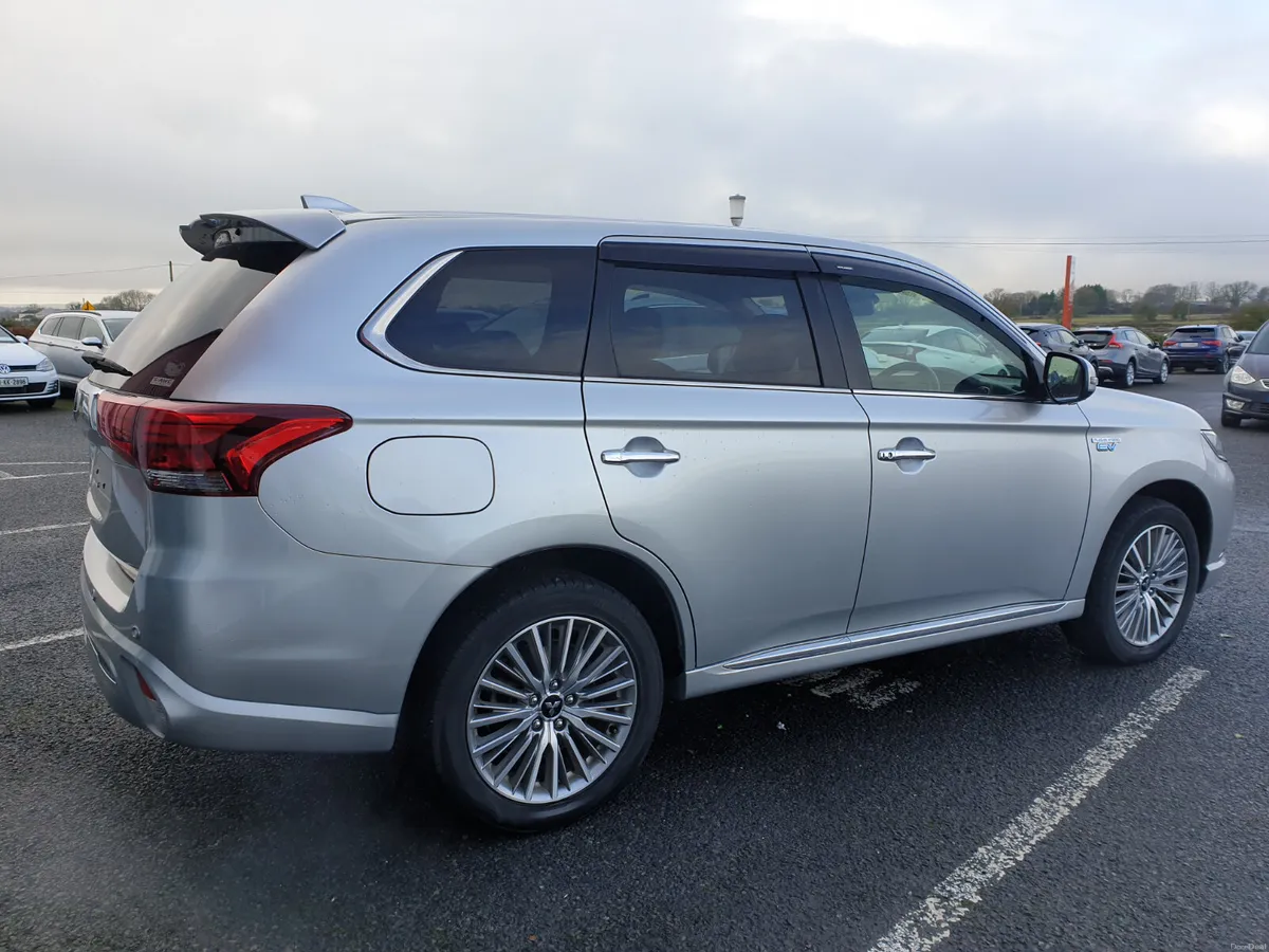 MITSUBISHI OUTLANDER 2.4 PHEV**TOP SPEC** - Image 6