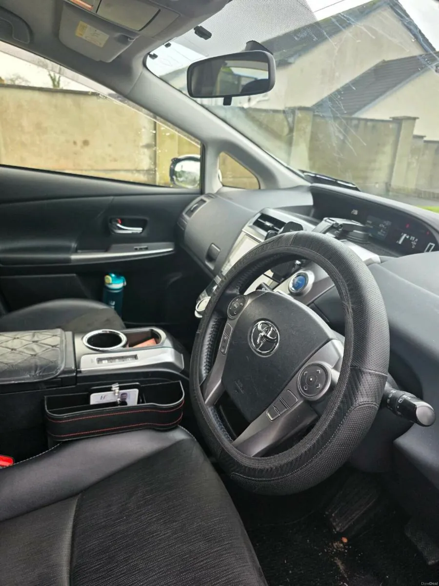 Toyota Prius Alpha 2016 - Image 2