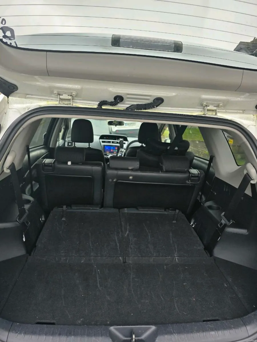 Toyota Prius Alpha 2016 - Image 3