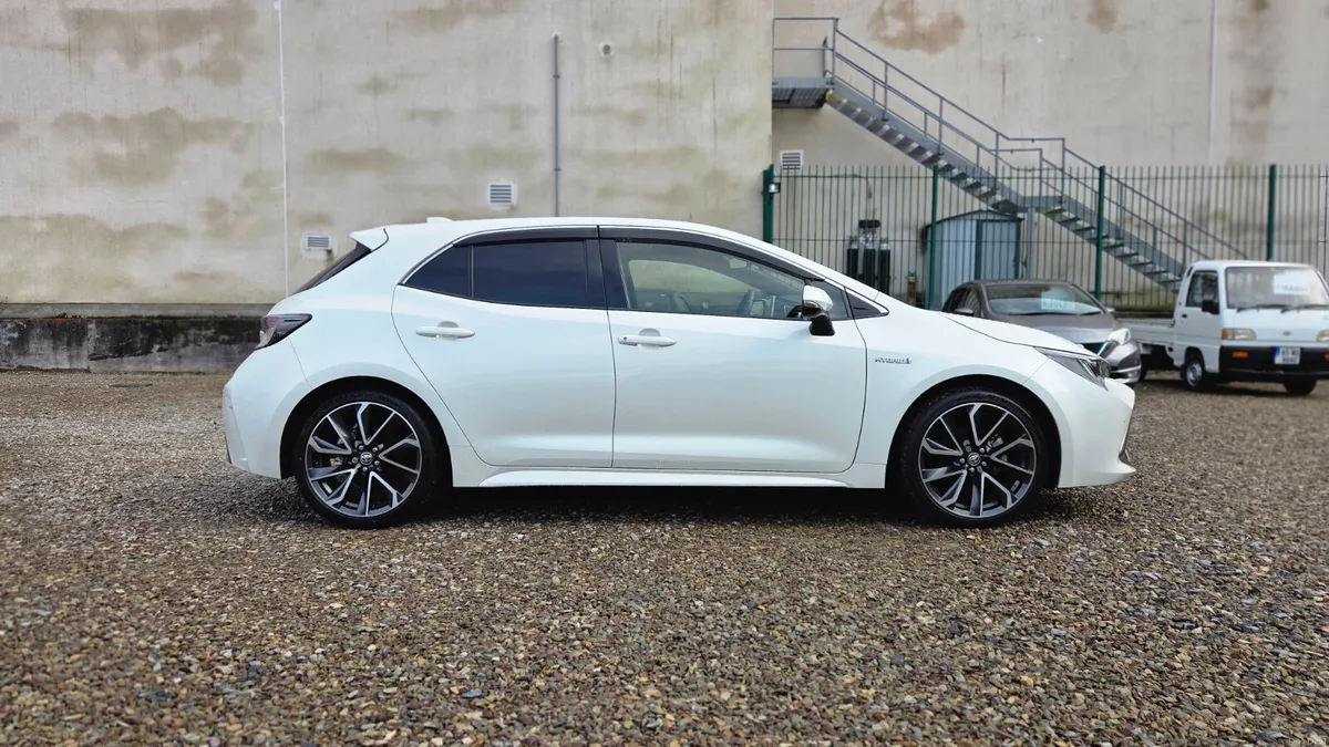 2018 Toyota Corolla Sport Hybrid Automatic - Image 3