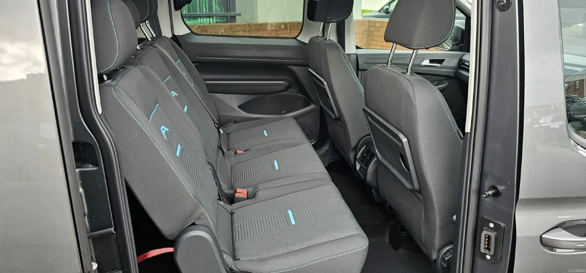 2026 Ford Tourneo Connect Active 1.5 PHEV hybrid - Image 3