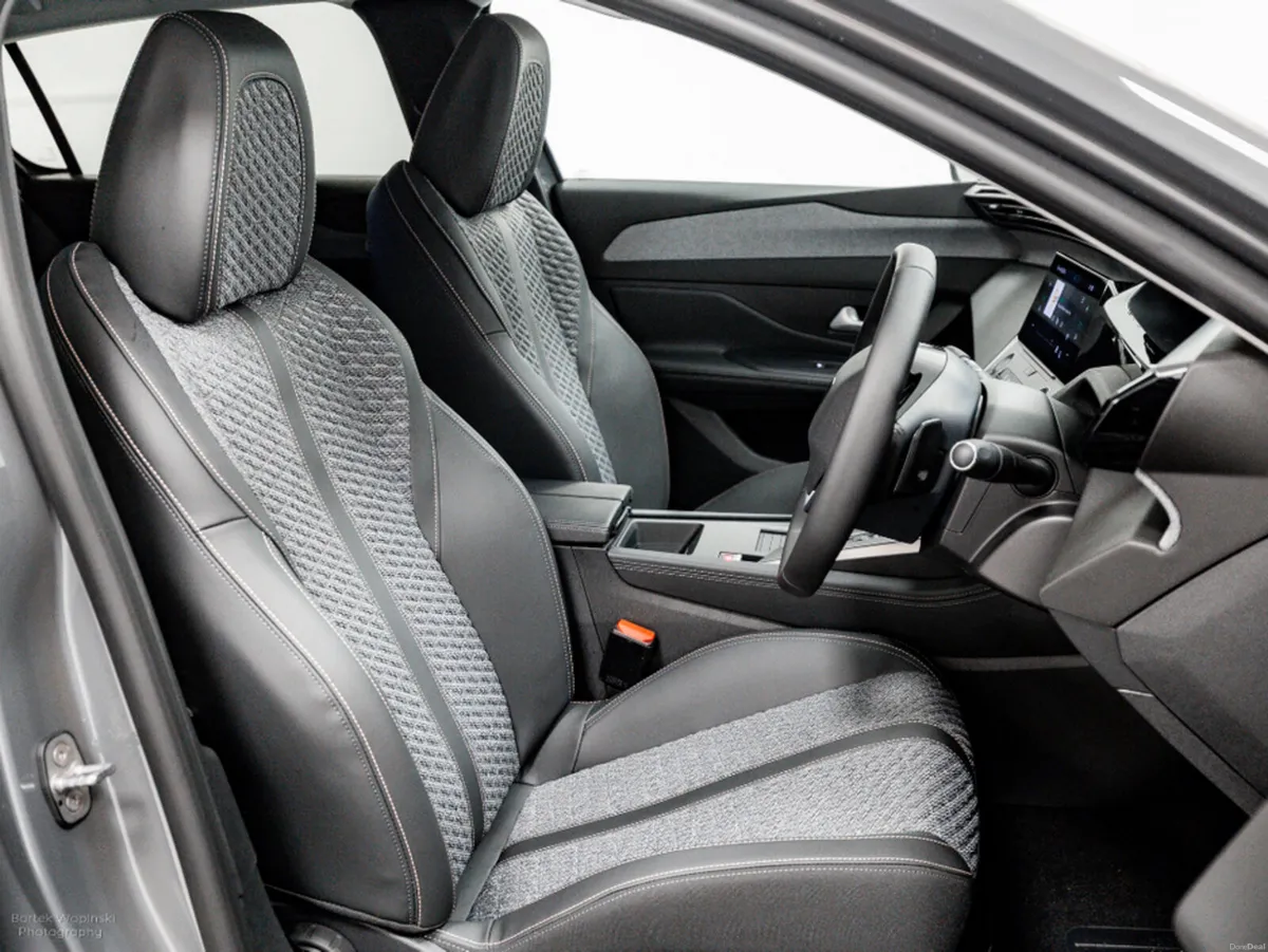 Peugeot 308 *Face Lift* Allure 1.2 Hybrid 145HP - - Image 3