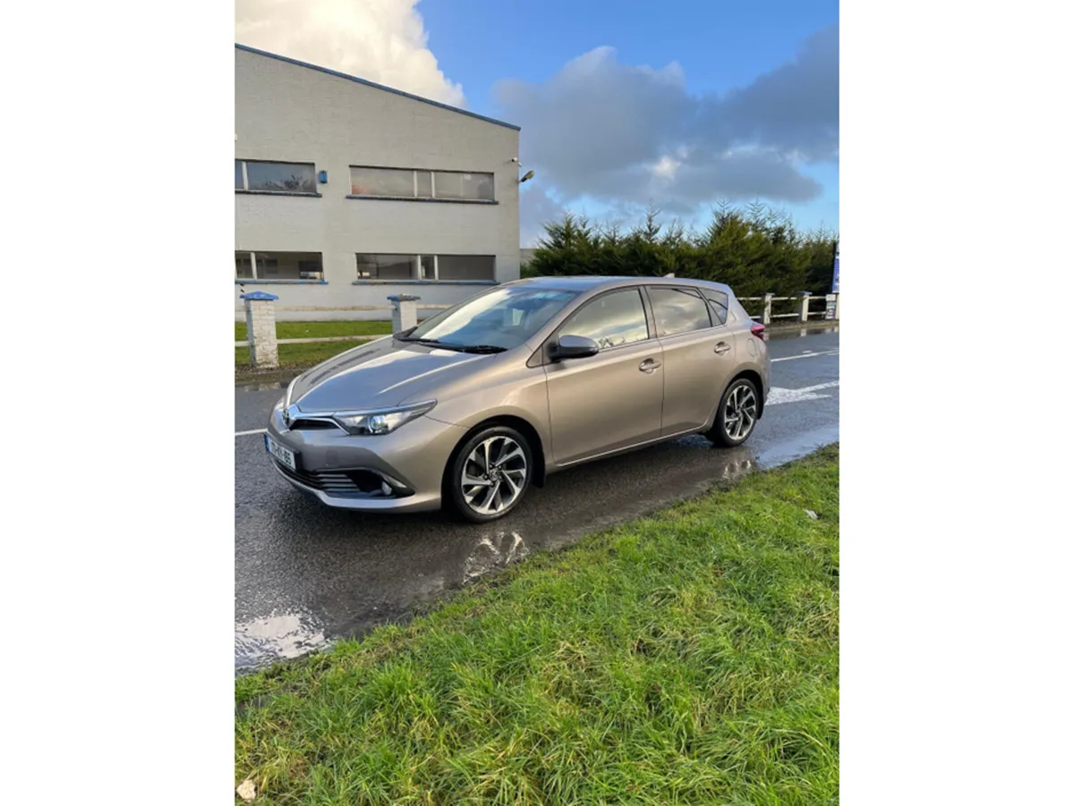 Toyota Auris 1.4 D-4D SOL 4DR - Image 1