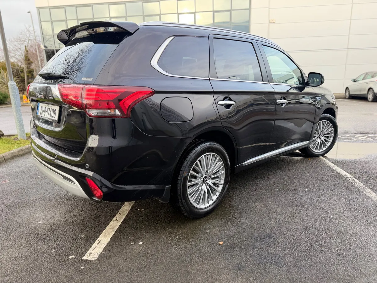 211 Mitsubishi Outlander Petrol~ Plug In Hybrid. - Image 3