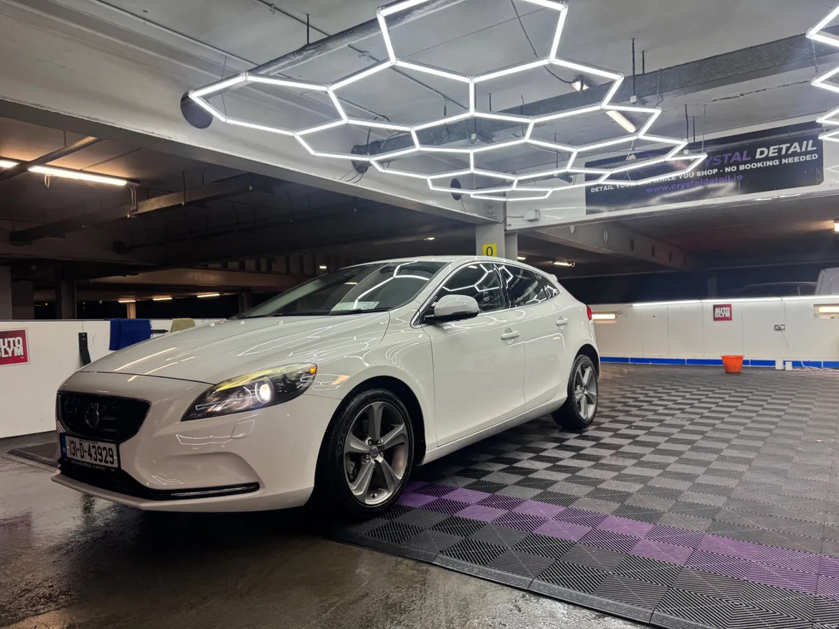 131 Volvo V40 T4  R Design AUTO VERY HIGH SPEC - Image 2