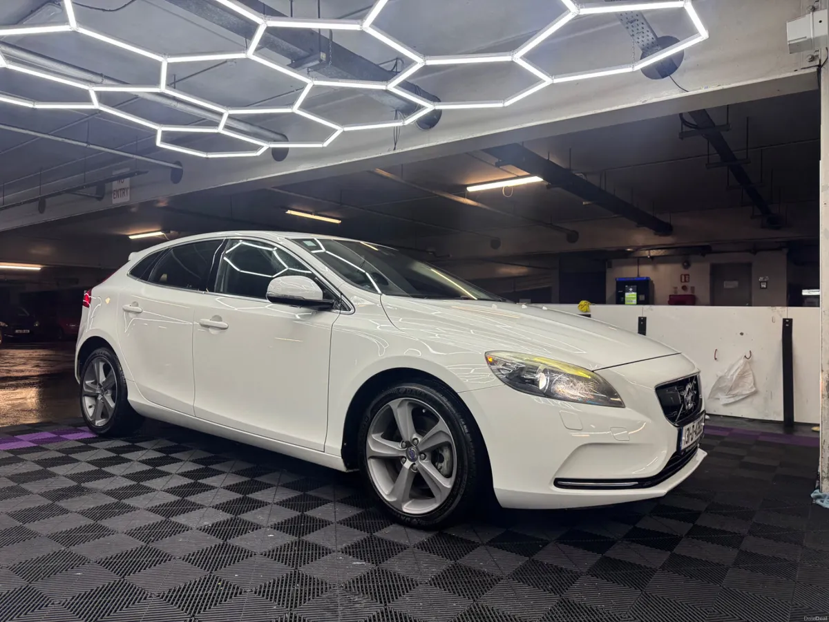 131 Volvo V40 T4  R Design AUTO VERY HIGH SPEC - Image 3