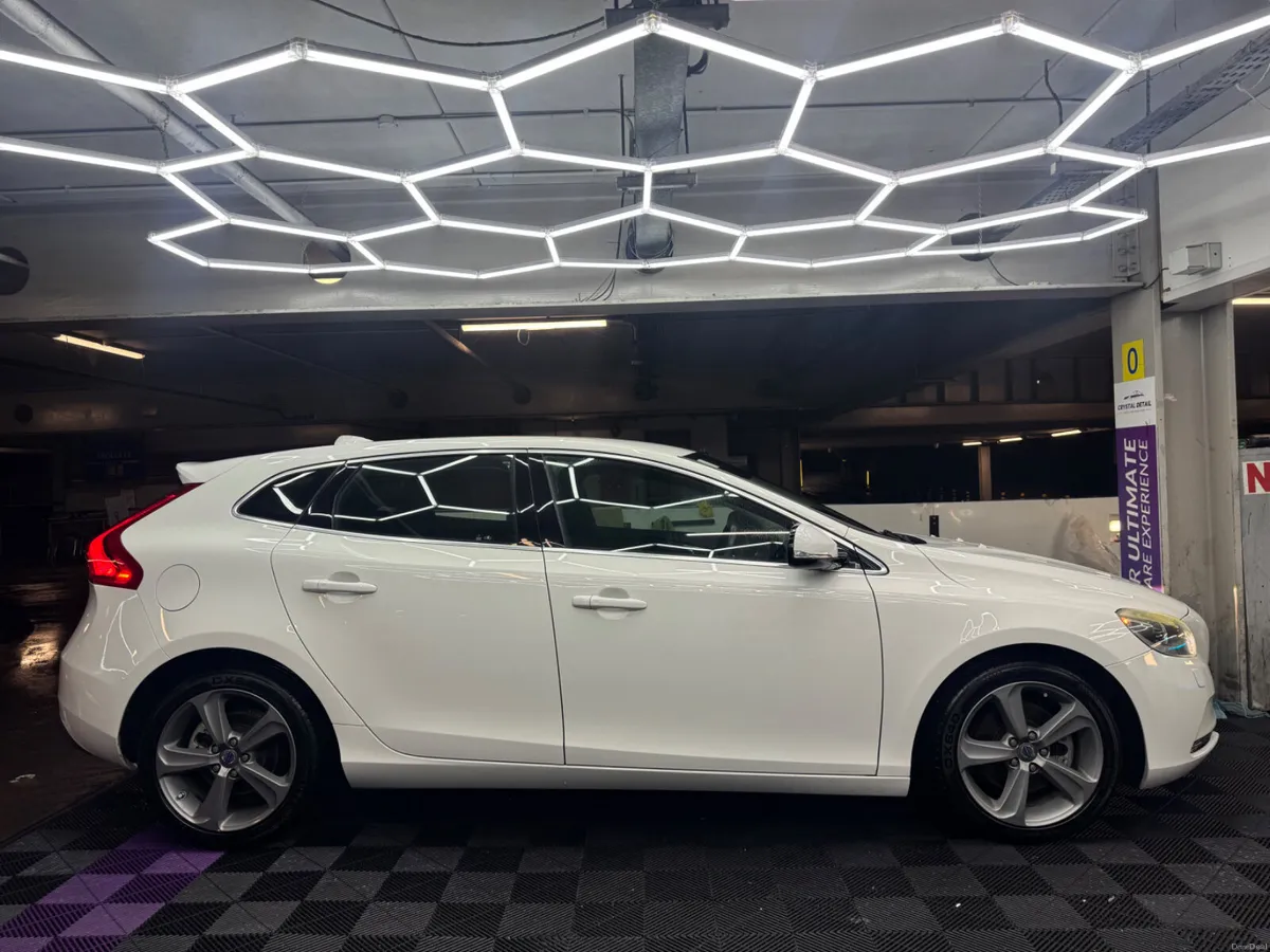 131 Volvo V40 T4  R Design AUTO VERY HIGH SPEC - Image 4