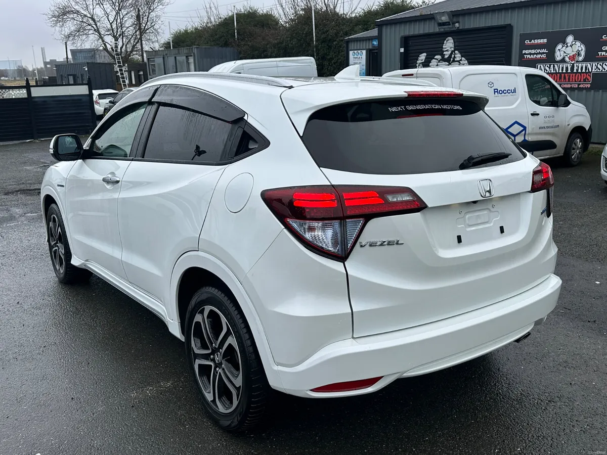 2017 HONDA VEZEL HYBRID AUTOMATIC LOW MILES - Image 3