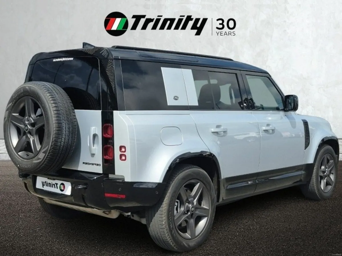 Land Rover Defender ** X-Dynamic SE ** 6 SEAT ** B - Image 3