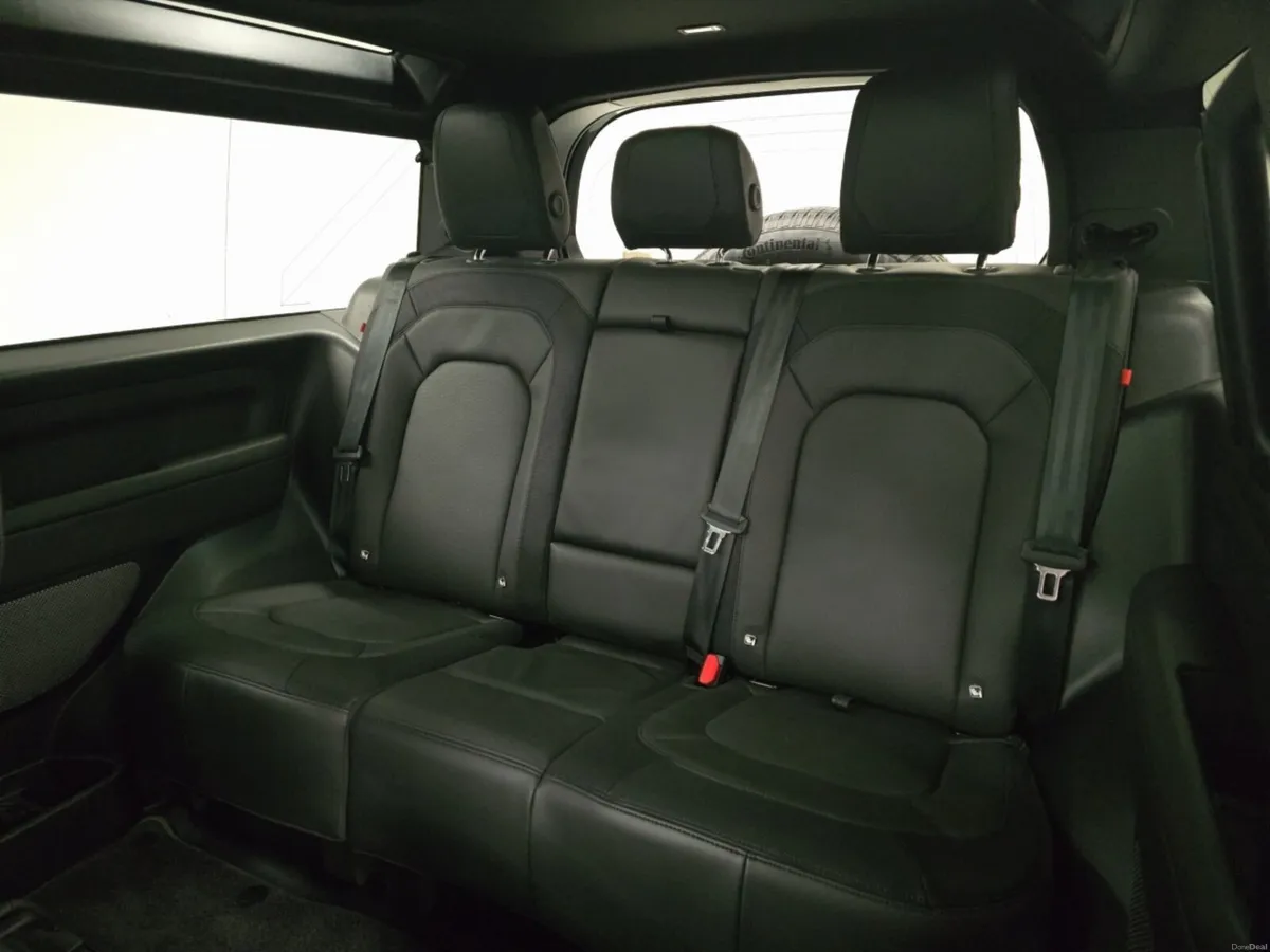 Land Rover Defender Diesel Estate X-Dynamic HSE - Image 4