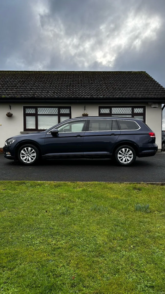 Volkswagen Passat 2016 - Image 2