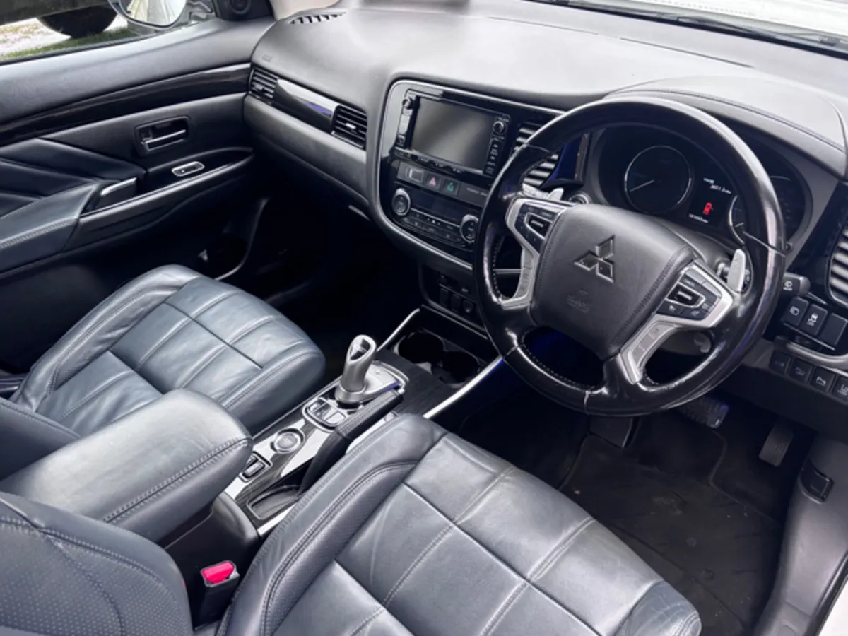 Mitsubishi Outlander 2.0 GX5HS PHEV  / PAN SUNROOF - Image 6
