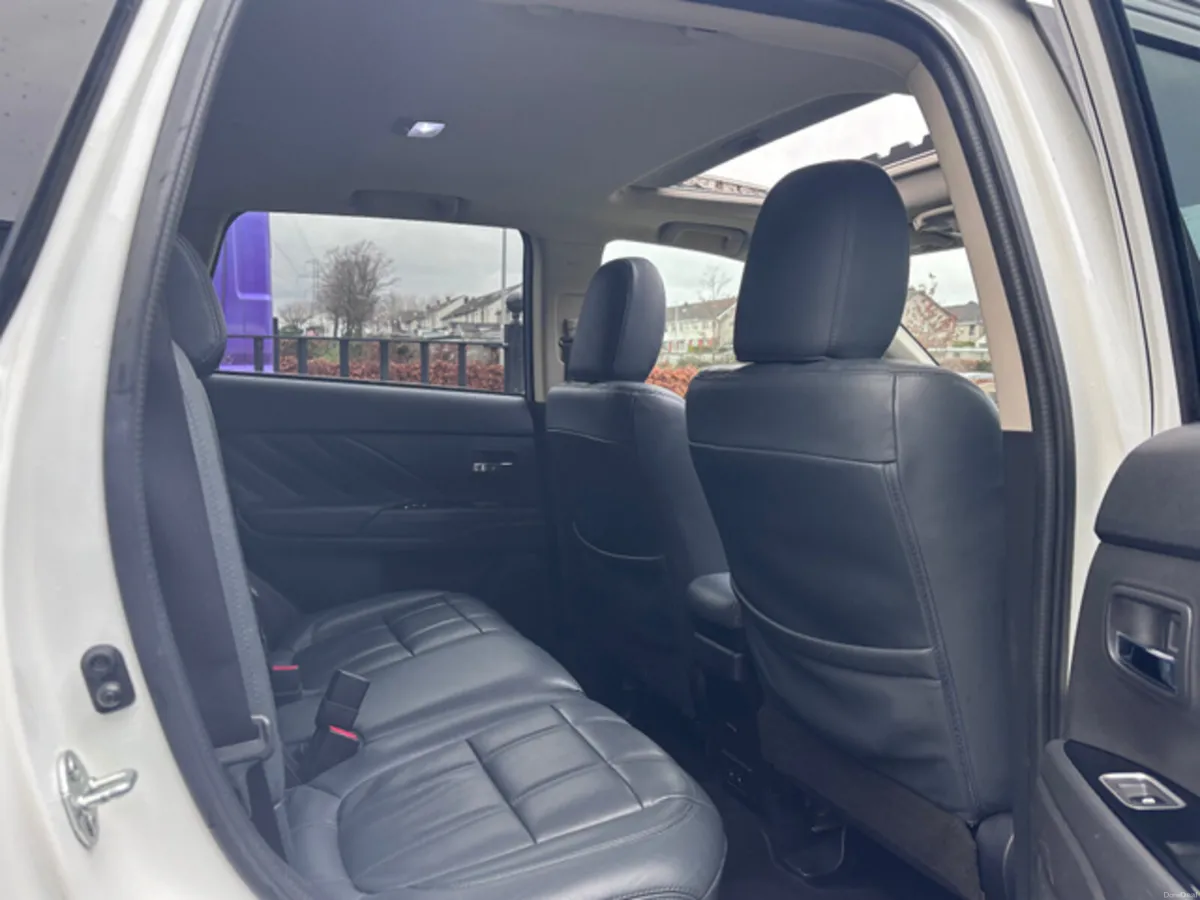 Mitsubishi Outlander 2.0 GX5HS PHEV  / PAN SUNROOF - Image 4