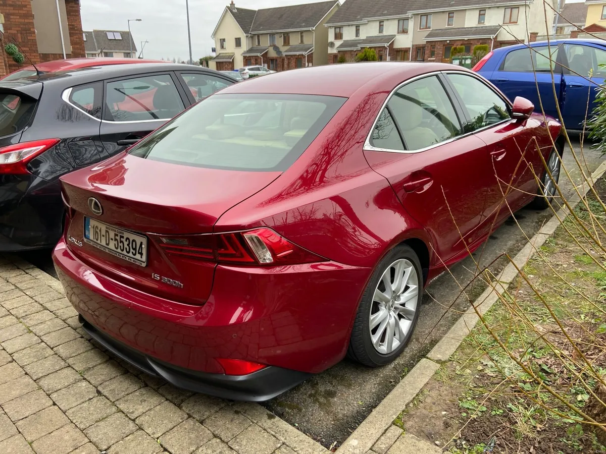 2016 Lexus IS300h 2016 2.5 Hybrid 220hp - Image 4