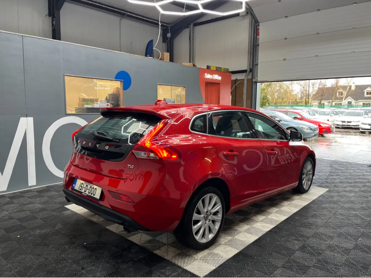 Volvo V40 2015 VOLVO V40 T4 SE 1.6 AUTOMATIC / CRU - Image 2