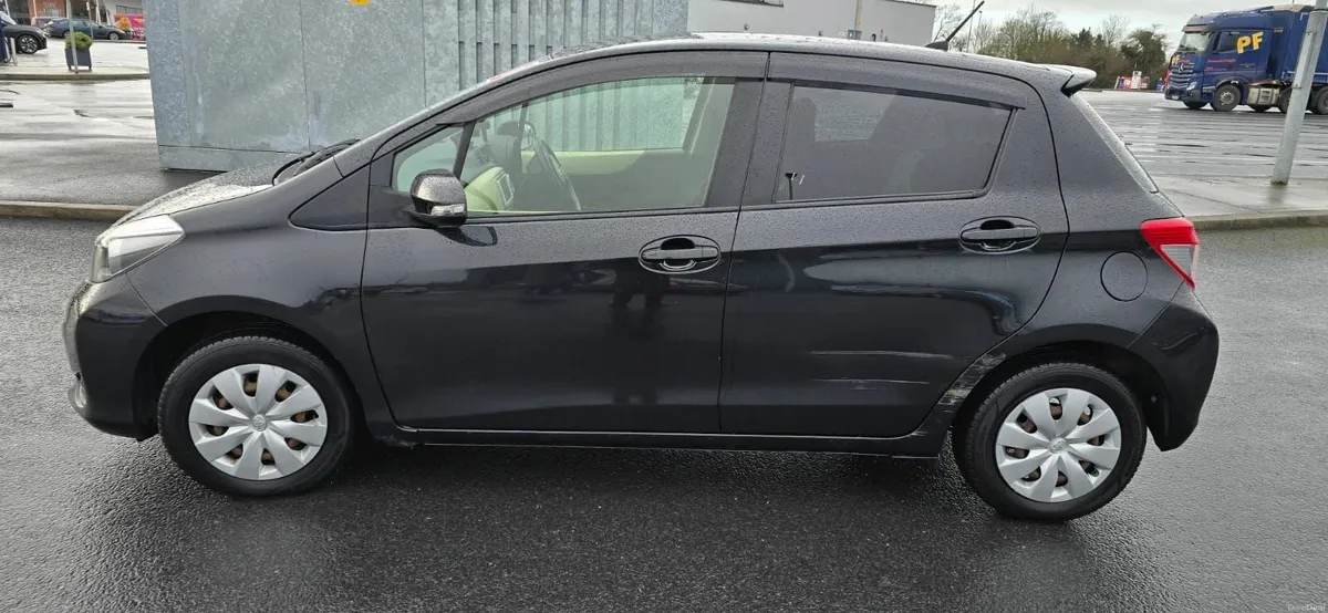 Toyota Vitz 2011 auto - Image 3