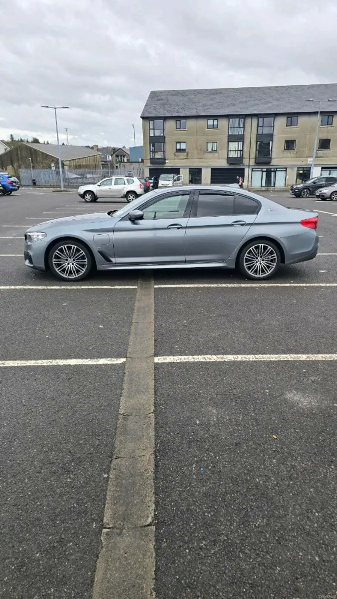 2018 BMW 530e Plug-In Hybrid – Automatic - Image 3