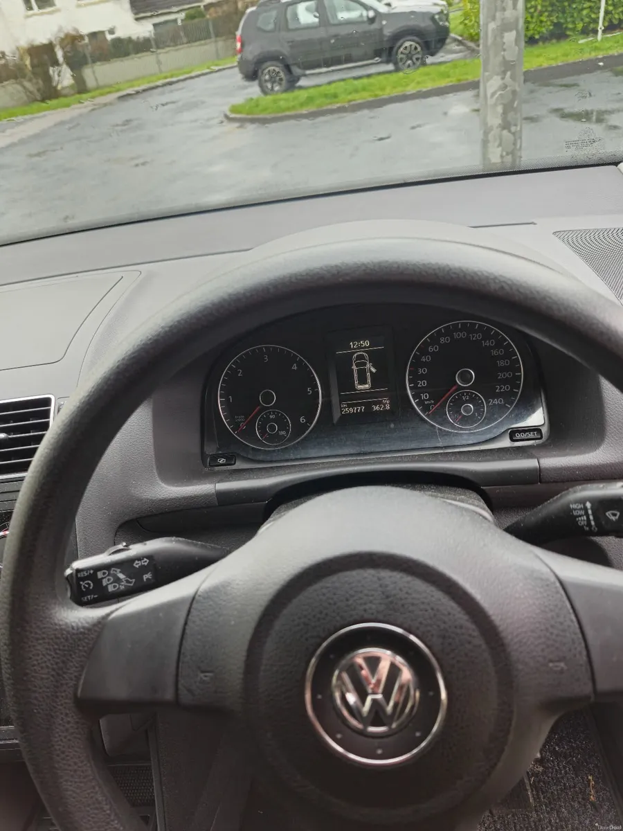 Volkswagen Touran 2011 - Image 2
