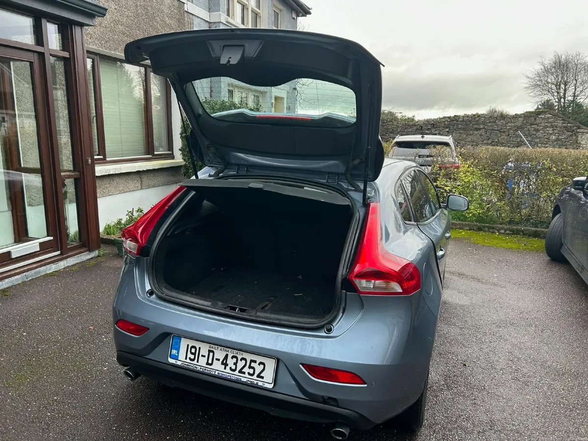 Volvo V40 2019 - Image 2