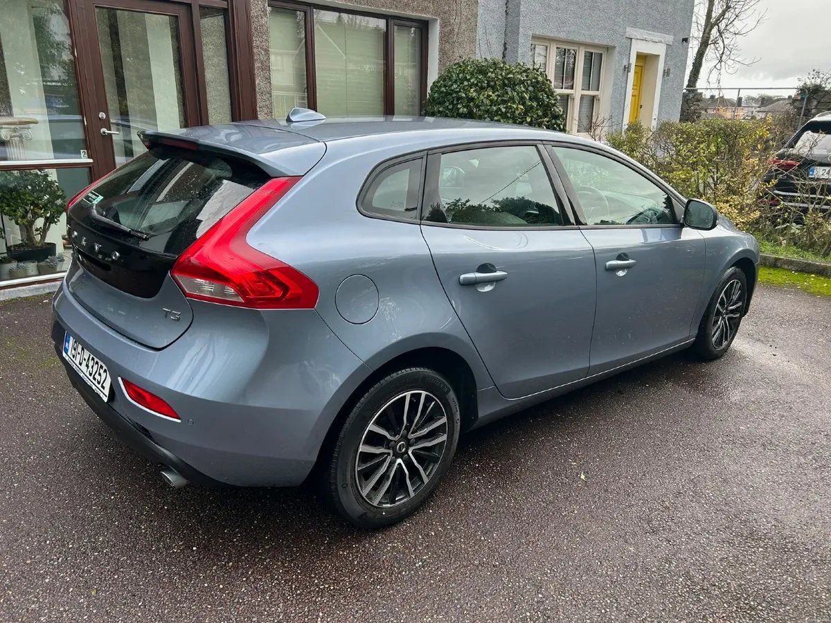 Volvo V40 2019 - Image 1