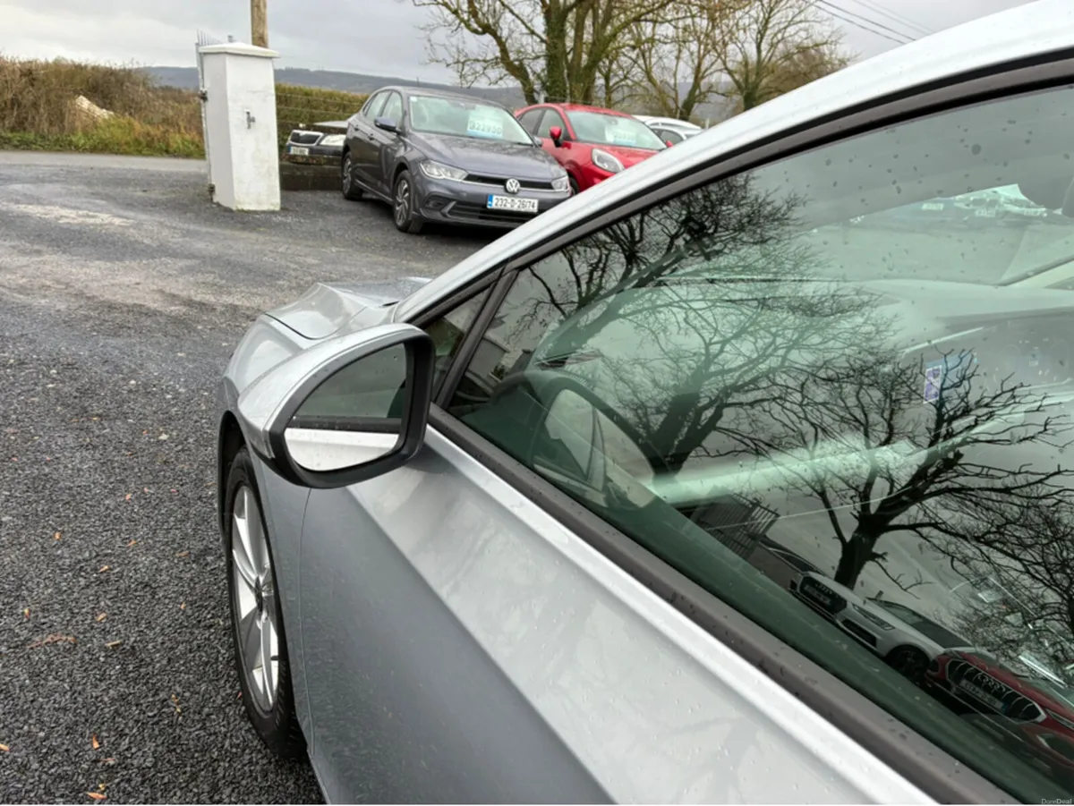 Volkswagen Golf DSG 1.0 LIFE TSI MHE MHEV 110 BHP - Image 4