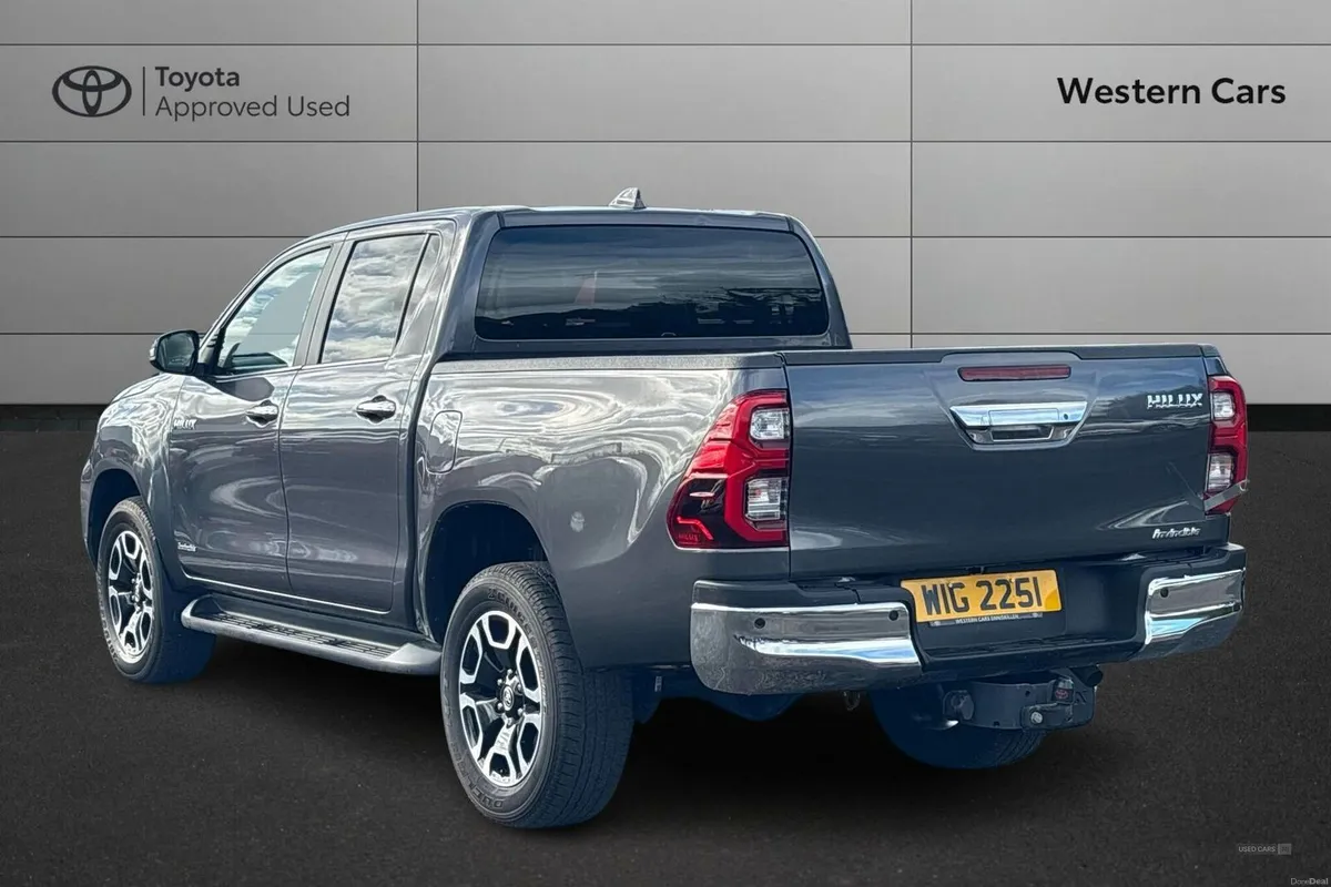 Toyota Hilux 2.8 D-4D Invincible Auto 4WD Euro 6 ( - Image 4
