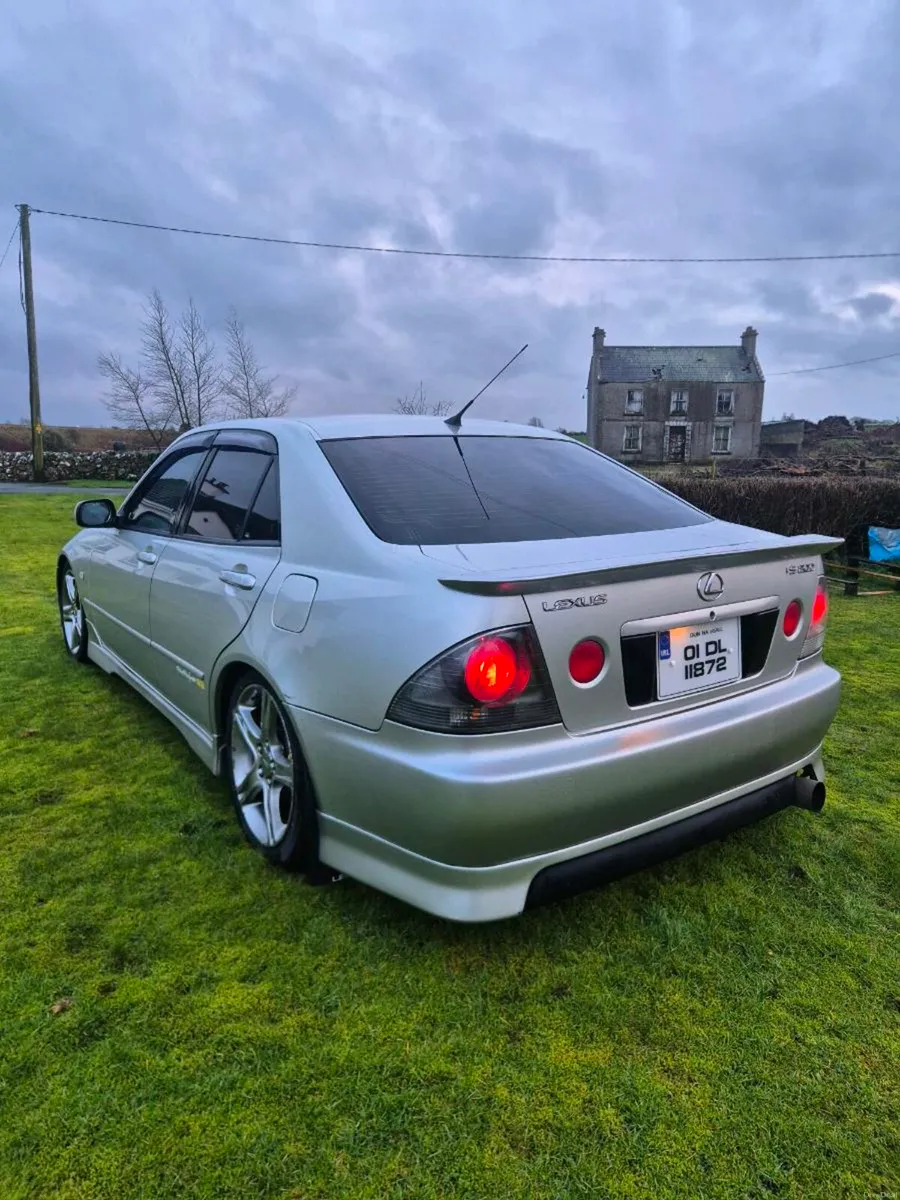 Lexis is200 - Image 1