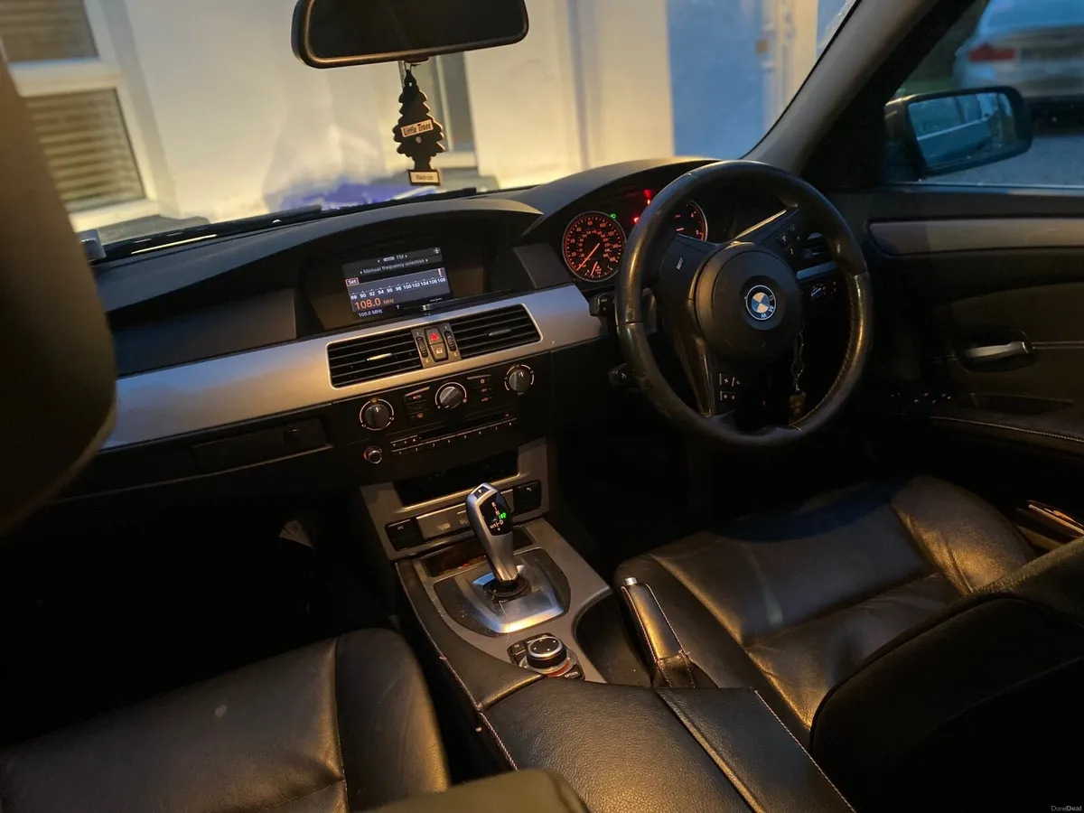 BMW 5-Series 2009 - Image 2