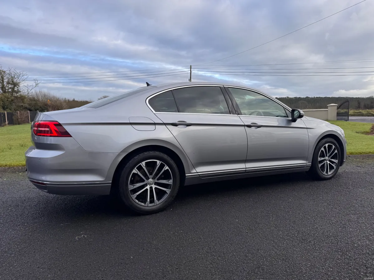 2019 Volkswagen Passat Highline - Image 2