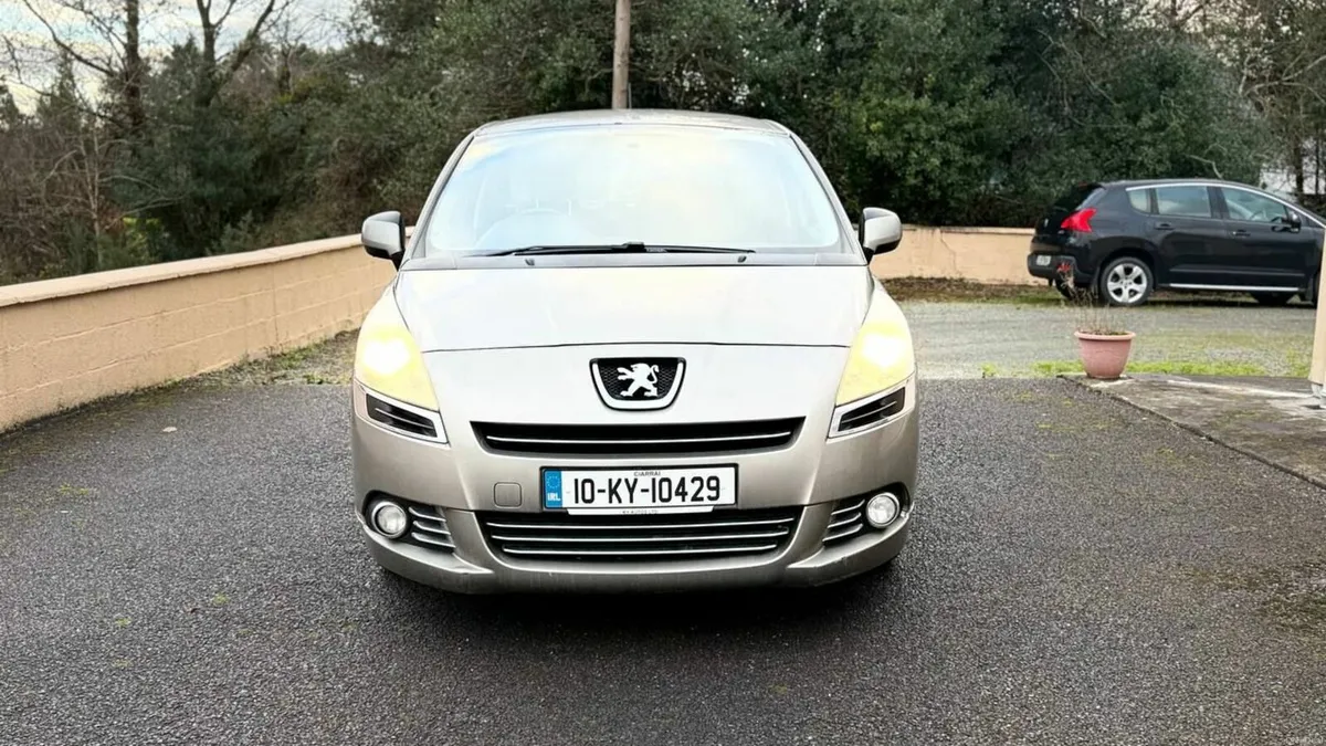 Peugeot 5008 2010 - Image 1