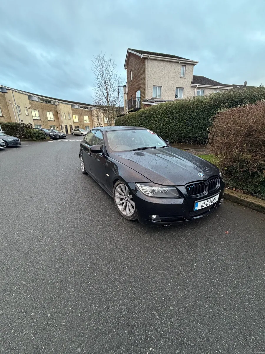 BMW 318i series 3 2010 - Image 1