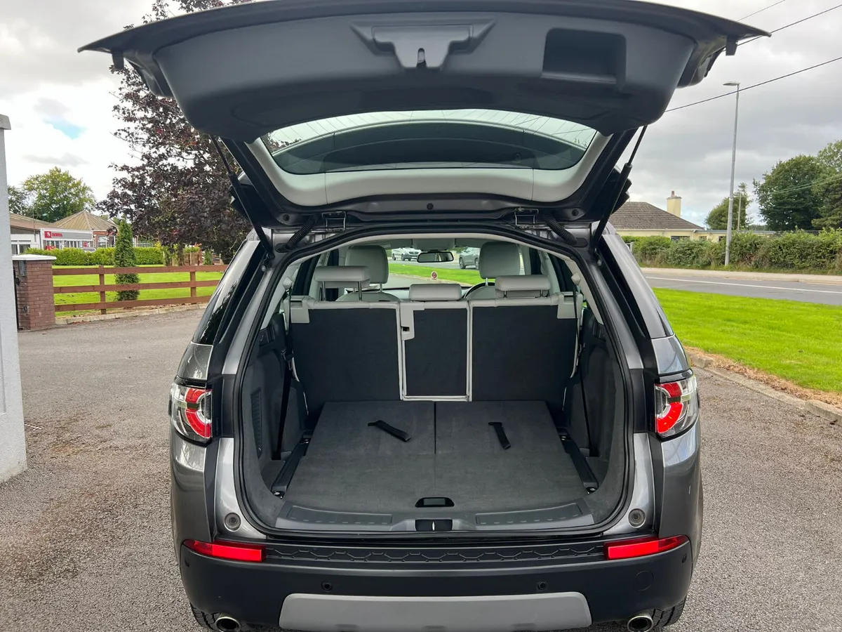 Land Rover Discovery 2WD 7S 2018 - Image 5
