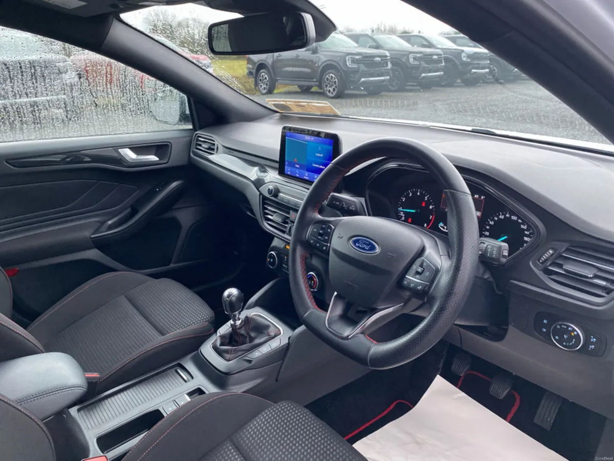 Ford Focus ST-Line 1.0 MHEV 125BHP.. 18 Alloys and - Image 6