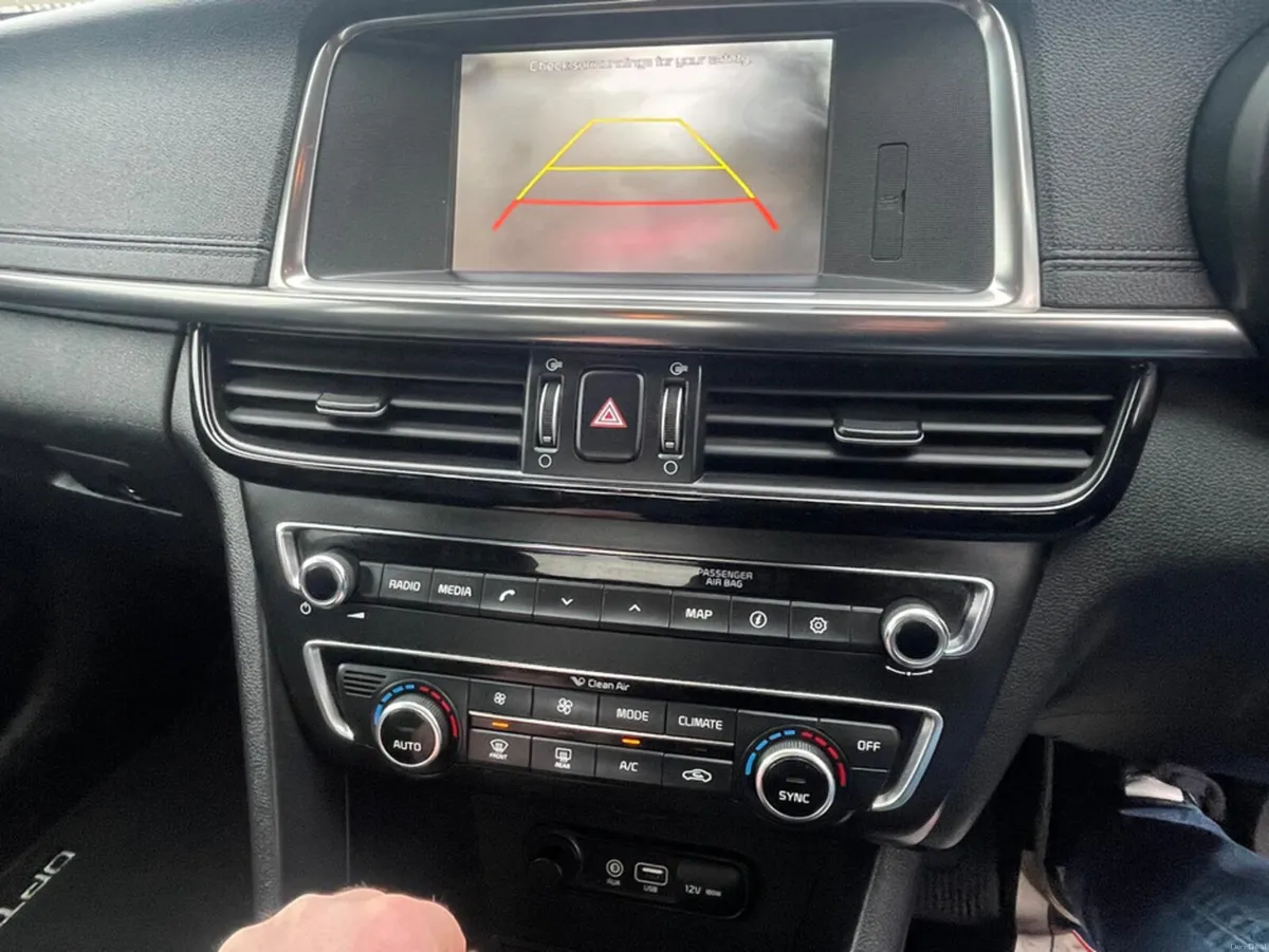 Kia Optima PLATINUM 4DR - Image 4