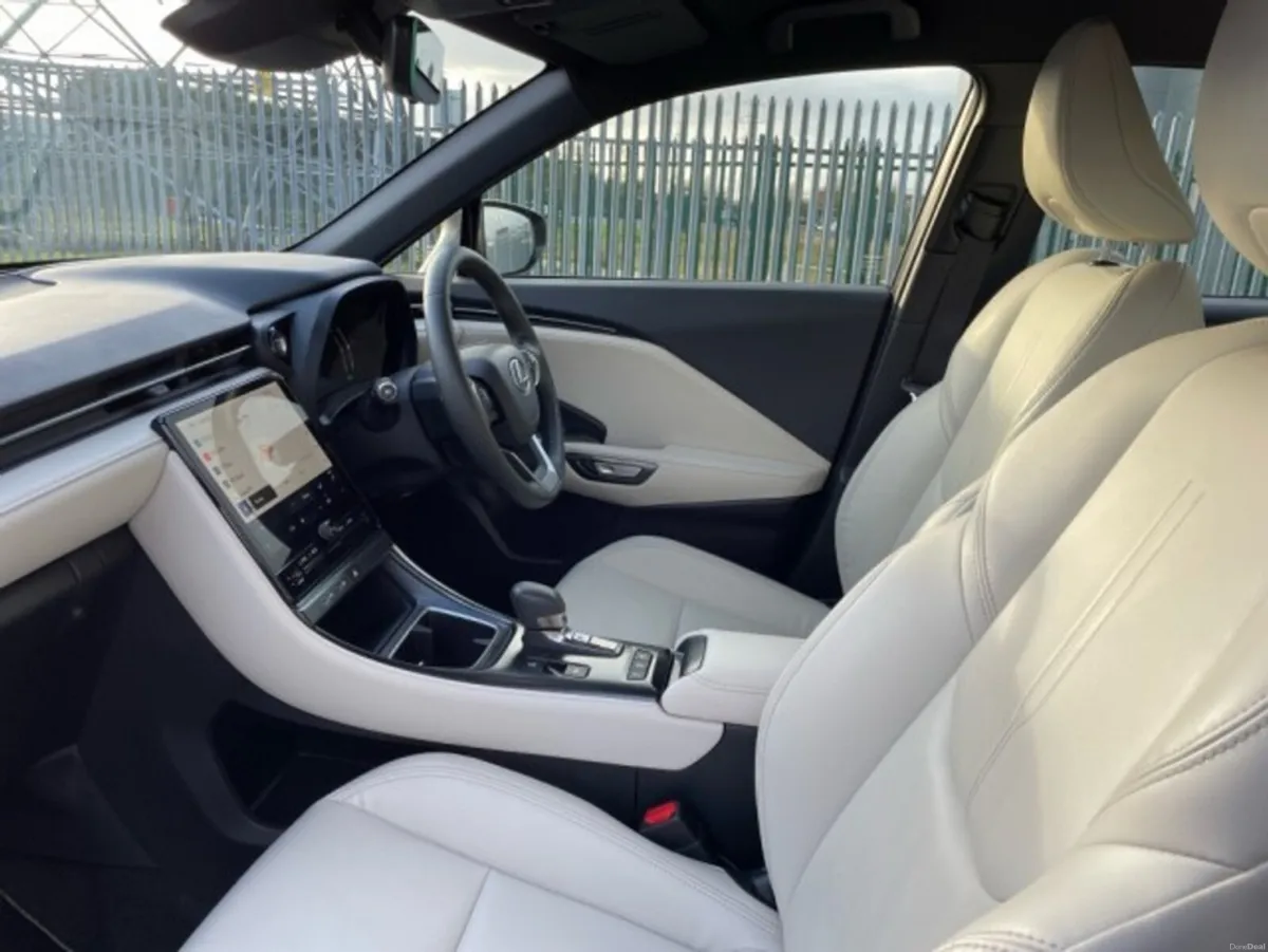 Lexus LBX 1.5h ELEGANT // Heated Mirrors // Power - Image 4