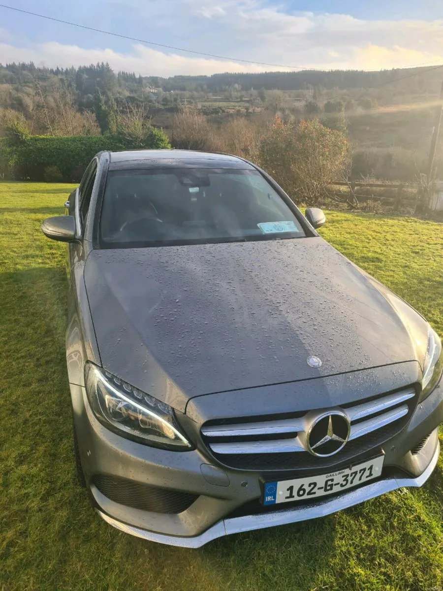 162 Mercedes 220 Diesel - Image 3