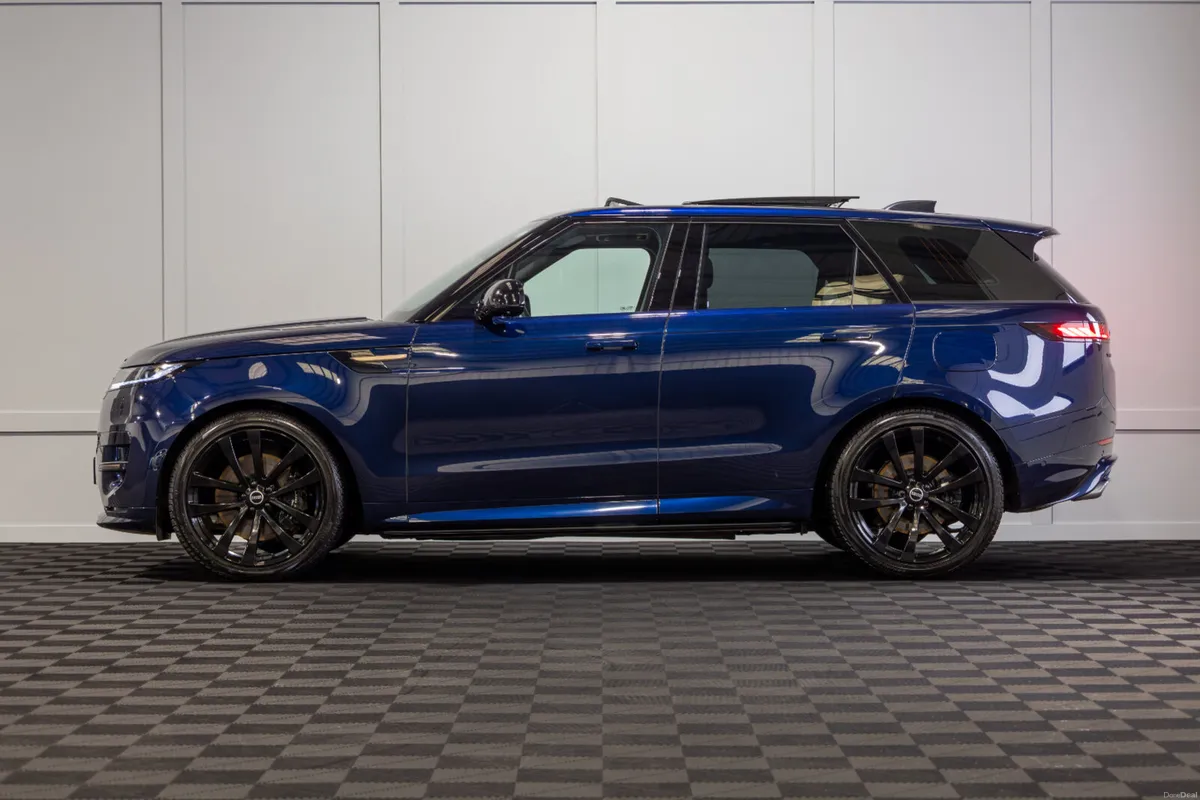 2023 Range Rover Sport P440e Dynamic SE - Image 3
