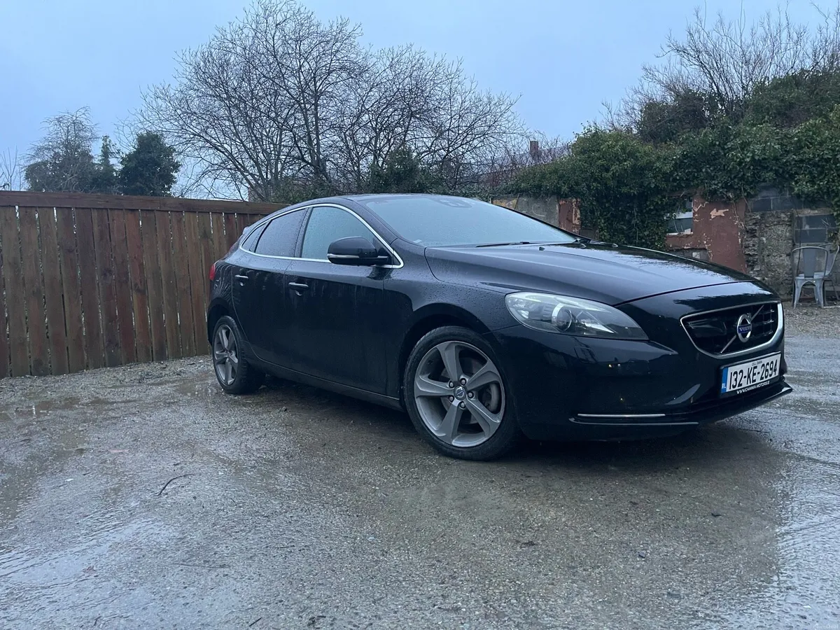 2014 model Volvo V40 T4 SE - Image 4