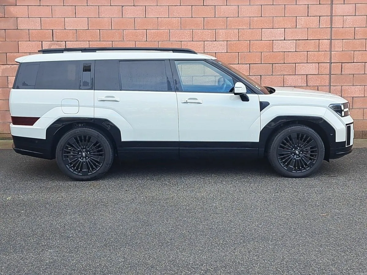 Hyundai Santa Fe Calligraphy 4 wheel drive Plug in - Image 4