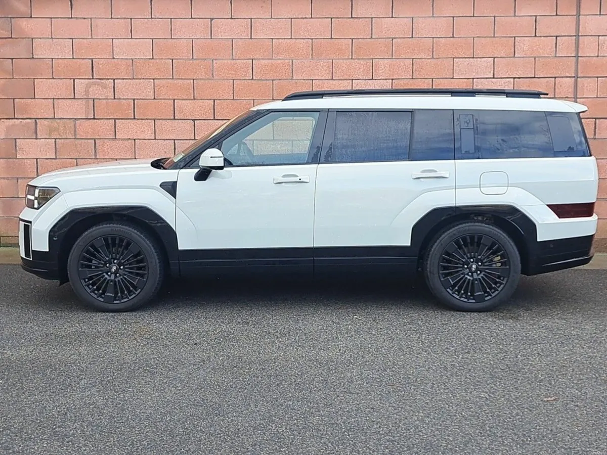 Hyundai Santa Fe Calligraphy 4 wheel drive Plug in - Image 3