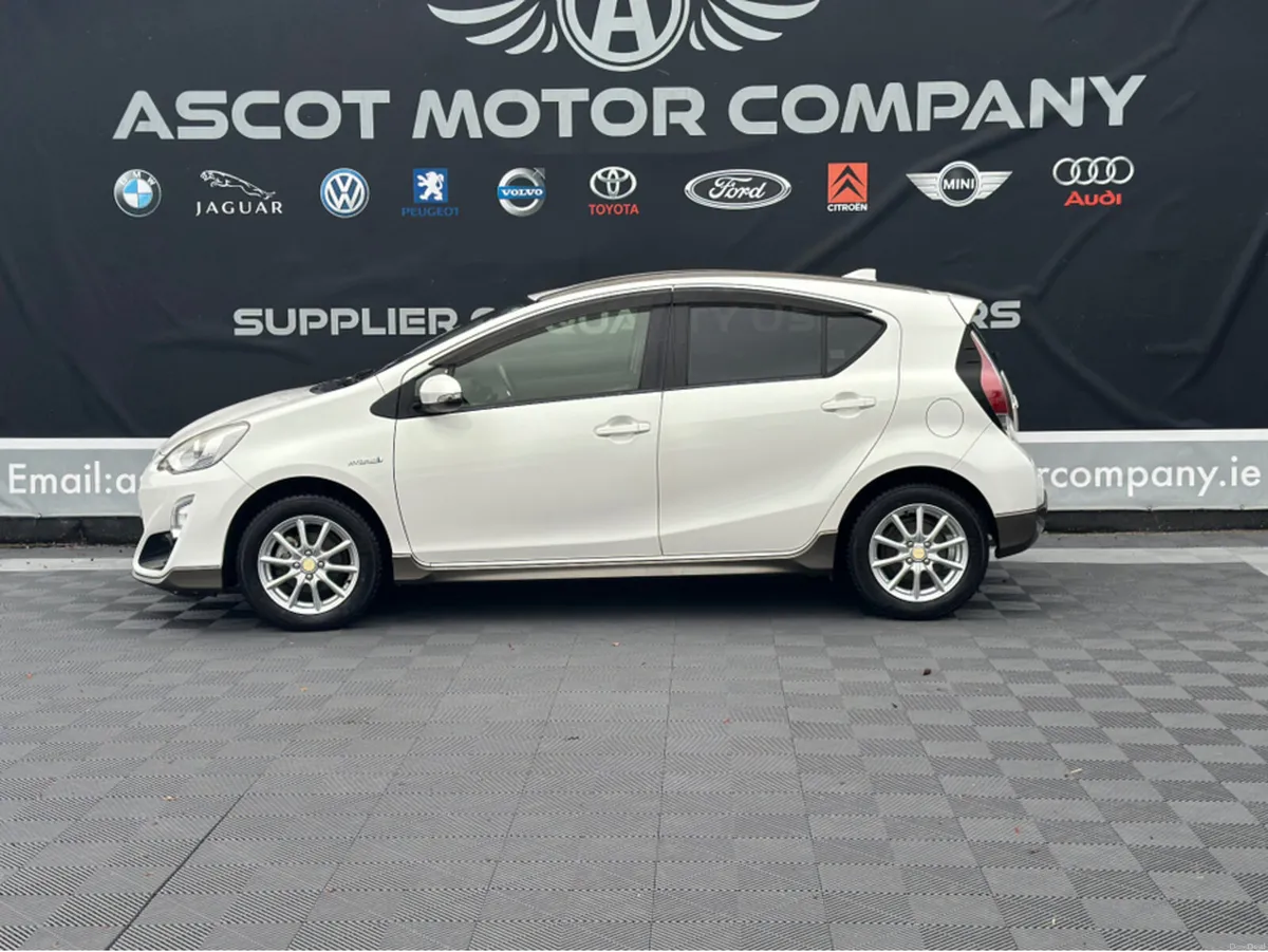 Toyota Aqua Hybrid - Image 2