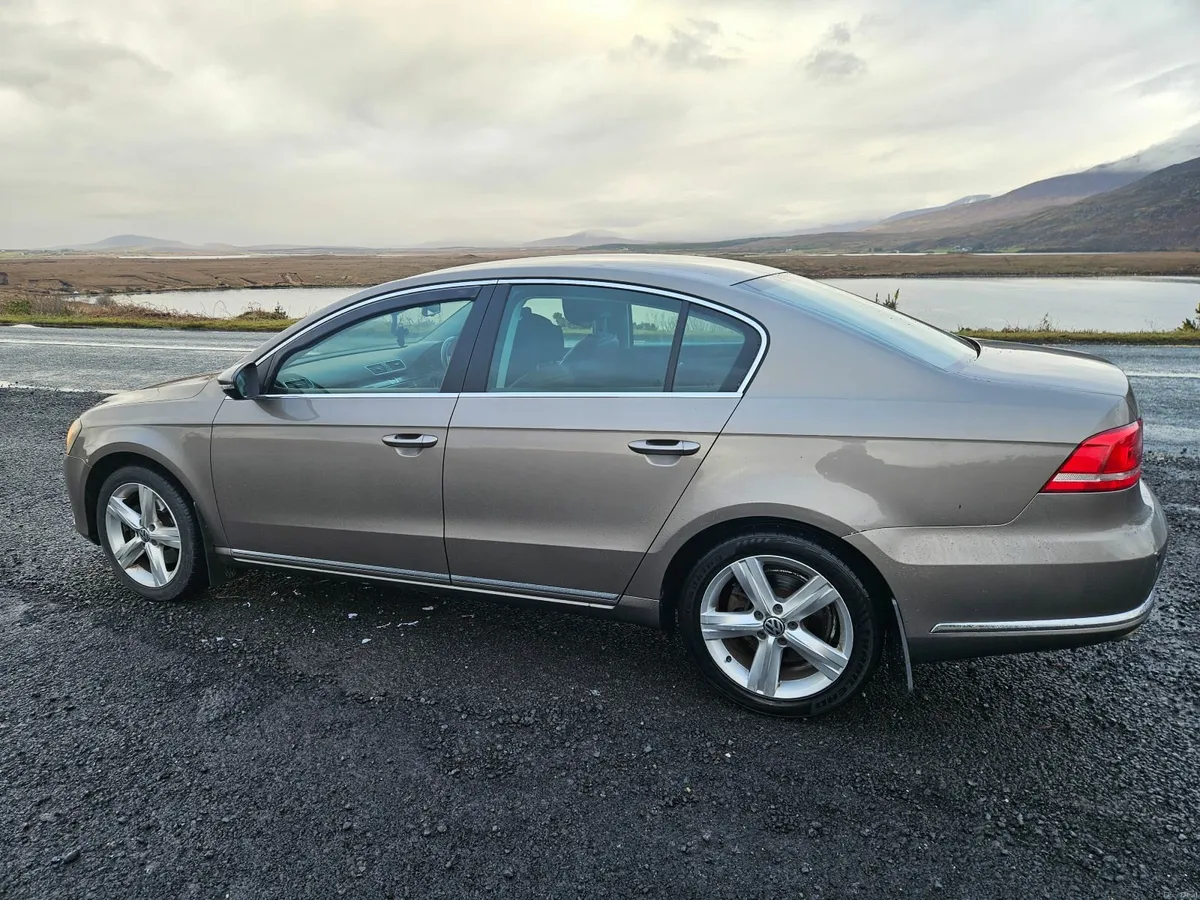 Volkswagen Passat 2012 - Image 2