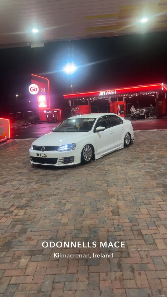 Volkswagen Jetta 2011 - Image 2