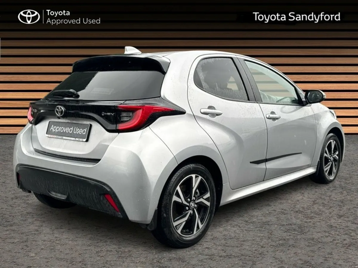 Toyota Yaris HYBRID LUNA SPORT // SMART ENTRY/SMAR - Image 2