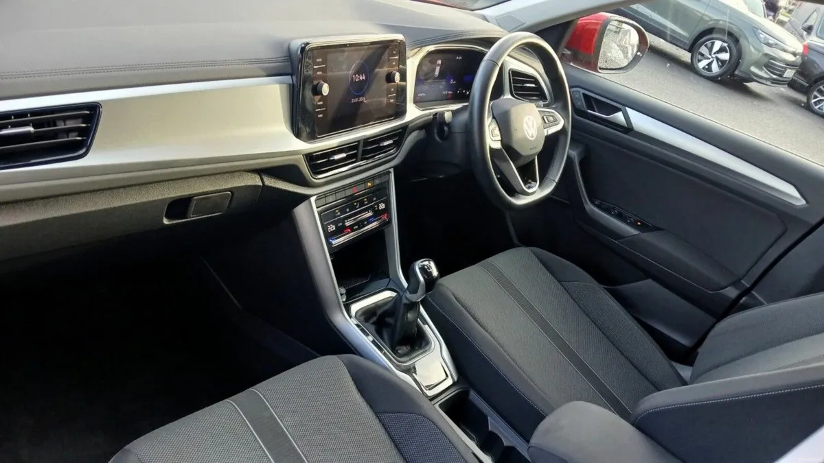 Volkswagen T-Roc LIFE 2.0 TDI M6F 116HP **REAR VIE - Image 4